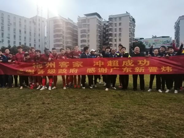 皮夹克的销售骤然飙升，这让我想起了电影《一夜风流(ItHappenedOneNight)，当克拉克·盖博脱掉衬衫，表明他没有穿汗衫时，内衣行业遭到了始料不及的重创。